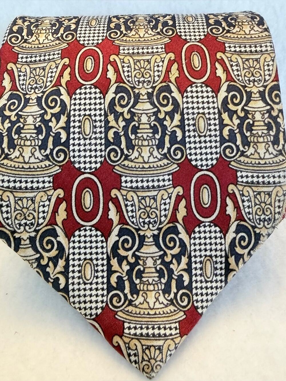 Metropolitan Museum of Art Men's Red Patterned Silk Tie - Classic Ornate Design